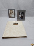 Lote de 2 porta retratos e álbum de fotografias. Medindo o álbum 33cm x 29cm.