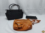 Lote de 3 bolsas femininas. Medindo a maior 30cm x 21cm.