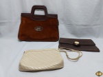 Lote de 3 bolsas femininas. Medindo a maior 42cm x 28cm.