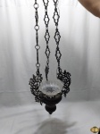 Lustre de teto em metal com acabamento em vidro. Medindo 94cm de comprimento.
