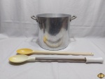Lote de enorme panela, caçarola em alumínio e 2 enormes colheres longas. Medindo a panela 30cm de diâmetro x 28cm de altura e as colheres 63cm de comprimento.