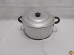 Panela, caçarola com 2 alças e tampa em alumínio. Medindo a panela 32cm de diâmetro x 13,5cm de altura.