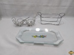 Lote diverso, composto de molheiras com colher, suporte para pote de sorvete, etc. Medindo a travessa retangular em vidro 29cm x 17cm