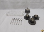 Lote diverso, composto de xícaras em estanho, açucareiro em estanho, etc. Medindo a bandeja em acrílico 31cm x 17cm.