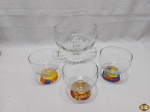 Lote composto de bowl com pé e 3 cumbucas em com pé em vidro. Medindo o bowl 17cm de diâmetro de boca;x 14,5cm de altura.