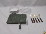 Lote diverso, composto de 5 espátulas de pasta em madrepérola com pega em madeira, bowl em porcelana, etc. Medindo a petisqueira em vidro 18,5cm de diâmetro x 5cm de altura.