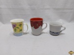 Lote de 3 canecas para colecionador em porcelana. Medindo a maior 11cm de altura.