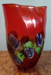 Grande Vaso em vidro de murano navio vermelha embelezado com pinceladas multicoloridas. Medindo cm de altura.