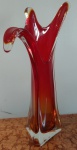 Grande Vaso em vidro de murano na cor  vermelha e translúcida, com a borda irregular  Medindo cm de altura.