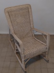 Cadeira de balanço infantil em palha de bambu trançada pintada de branco. 77 x 78 x 44cm RETIRADA EM SEPETIBA, SOMENTE SOB AGENDAMENTO.