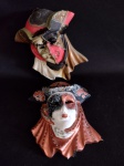 Duas (2) placas em cerâmica policromada representando máscaras venezianas. Uma com quebrado e colado. 16 x 14cm e 15 x 13,5cm.