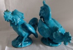 Par de galos em posições diversas em porcelana oriental, na tradicional cor azul. Medindo em média 19 x 20 cm.