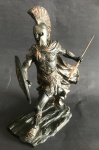 Escultura em resina italiana representando o guerreiro Aquiles, enriquecido com  detalhes em ouro envelhecido, dando mais destaque a peça. Medindo 28 x 28 x 14 cm.