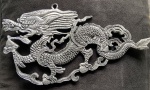 Adorno para parede representando dragão com patina em prata. Medindo 36 x 19 x cm.