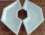 Petisqueira em cerâmica na cor branca . Com 02 partes . Medindo  aproximadamente montada 43 x 48 cm e cada uma com 48 x 17 cm.