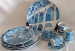 COLECIONISMO - Conjunto "La Mole" em porcelana decorada em azul, composto por 4 pratos rasos, 2 xícaras com pires, 2 copos e 1 prato para sobremesa, total 11 peças.
