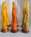 Conjunto de 6 velas decorativas com imagens de sacerdotes chineses, base em madeira. Alt. 27cm.