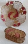 Duas (2) peças em palha trançada: cesto e caixinha retangular. Caixinha 30 x 10cm.
