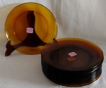DURALEX - Doze (12) pratos rasos vintage em vidro na cor âmbar. 23 x 23cm.