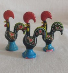 SOUVENIRES DE VIAGEM - Três galinhos de Portugal. Medindo 7 cm de altura.