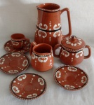ROSIL - Conjunto em cerâmica ewsmaltada na cor ocre; composto por : leiteira, açucareiro, cremeira,uma xícara e quatro pires. Total oito peças. Medindo a maior 20 cm de altura.
