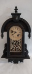 Antigo relógio para parede em madeira, anos 70. Medindo 40 x 20 cm. Acompanha a chave para dar corda.