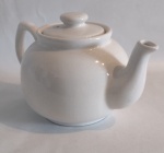Bule para chá em cerâmica na cor branca. Medindo 22 x 14 cm.