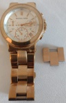 MICHAEL KORS - Relógio de pulso feminino, com a caixa na cor ouro rosê e a pulseira da mesma cor; acompanham um elo extensore. Funcionando, porem sem garantias futuras.