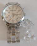 MICHAEL KORS - Relógio de pulso feminino, com a caixa prateada e a pulseira transparente; acompanham dois elos extensores. Funcionando, porem sem garantias futuras.