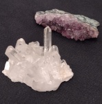 Duas drusas em cristal, sendo uma em ametista e a outra em cristal de rocha translúcido. Medindo o transparente 9 x 6 cm e o de ametista 10 cm de comprimento.