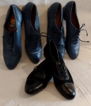 Arezzo - Dois pares de sapatos na cor azul  tamanho 39 e um preto no mesmo tamanho. Total 3 peças.
