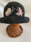 Chapéu em ráfia na cor preta, com duas borboletas multicoloridas bordadas. Importado pelas lojas ZARA.