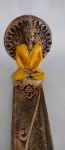 Porta incenso com escultura de Indu com vestimentas na cor amarela e patina na cor bronzeada e resplendor nas costas . Medindo 28cm de comprimento x 6cm de largura.