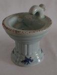 Saboneteira em cerâmica na cor azul clara detalhes Florais. Medindo 11 x  10 cm.
