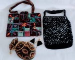 Duas bolsas de festa adquiridas nas lojas Zara, as duas bordadas uma na cor preta e a outra com diversas cores acompanha um saquinho de origem indiana. Total três peças.