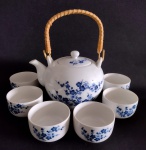 Conjunto para chá em porcelana japonesa branca, decoração de arranjos florais azuis, composto por bule e 6 copinhos. Manufatura OMC. Alt. bule 23cm, alt. copos 5cm.