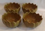 Quatro bowls em cerâmica estilo Caldas da Rainha, na cor verde musgo. Medindo 8 cm de altura e 13 cm de diâmetro.