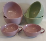Quatro bolws em cerâmica esmaltada, sendo dois na cor verde e dois na cor rosa antigo; medindo 13 x 6 cm; acomapnham duas xícaras para chá na cor rosa antigo. Total seis peças.