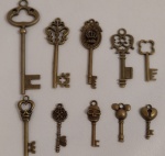 Dez chaves em metal de coleção, diversos formatos, medindo a maior 8 cm de comprimento e a menor 2,5 cm