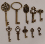 Dez chaves em metal de coleção, diversos formatos, medindo a maior 7,5 cm de comprimento e a menor 2,5 cm