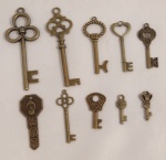 Dez chaves em metal de coleção, diversos formatos, medindo a maior 7,5 cm de comprimento e a menor 2 cm