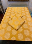 Três (3) toalhas de mesa na cor dourada com bordado de flores. 130 x 130cm.