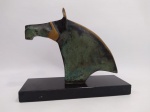 Escultura representando um cavalo, assinada, porém não identificado, no estado, (20x16 cm)