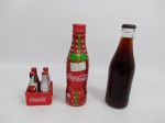 Lote de 2 garrafas Coca-Cola lacradas e um mini engradado com 4 garrafas em alumínio, no estado