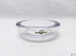 Cinzeiro em grosso cristal assinado Stromberg Hyttan. Medindo 13,5cm de diâmetro x 4cm de altura.