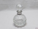 Pequena licoreira em cristal ricamente lapidado e borda em metal. Medindo 17cm de altura.