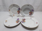 Lote de 4 pratos em porcelana tcheca floral com friso ouro. Sendo 2 rasos (24cm) e 2 fundos (23,5cm). Leve fio de cabelo.