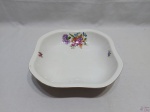 Travessa quadrada funda em porcelana tcheca floral com friso ouro. Medindo 24cm x 24cm x 6cm de altura.