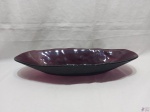 Centro de mesa, fruteira tipo navete em grosso vidro roxo moldado. Medindo 49cm x 22cm x 8cm de altura.