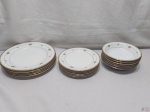 Jogo de jantar com 18 pratos em porcelana Noritake, guirlanda floral com ouro. Sendo 6 rasos (26,5cm), 6 fundos (19) e 6 de sobremesa (21cm).